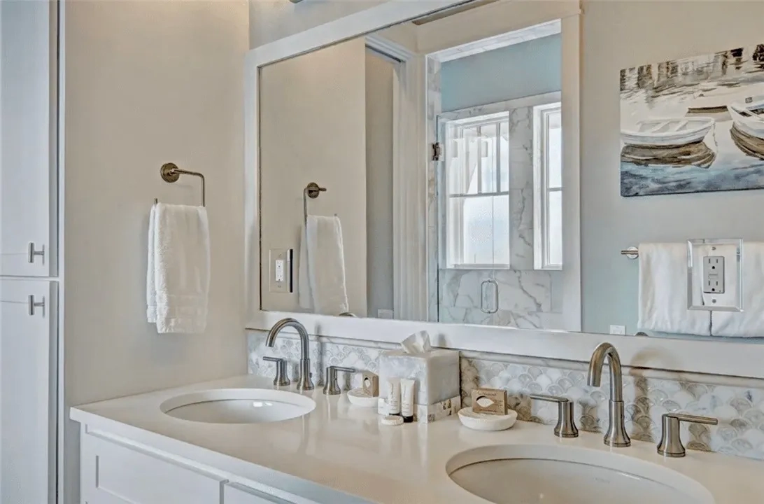 Devin Elder (DJE Texas) — Port Aransas beach house — Master bath with scallop-tile backsplash 717 Sunrise Ave Port Aransas TX — beach house — Master bath with scallop-tile backsplash