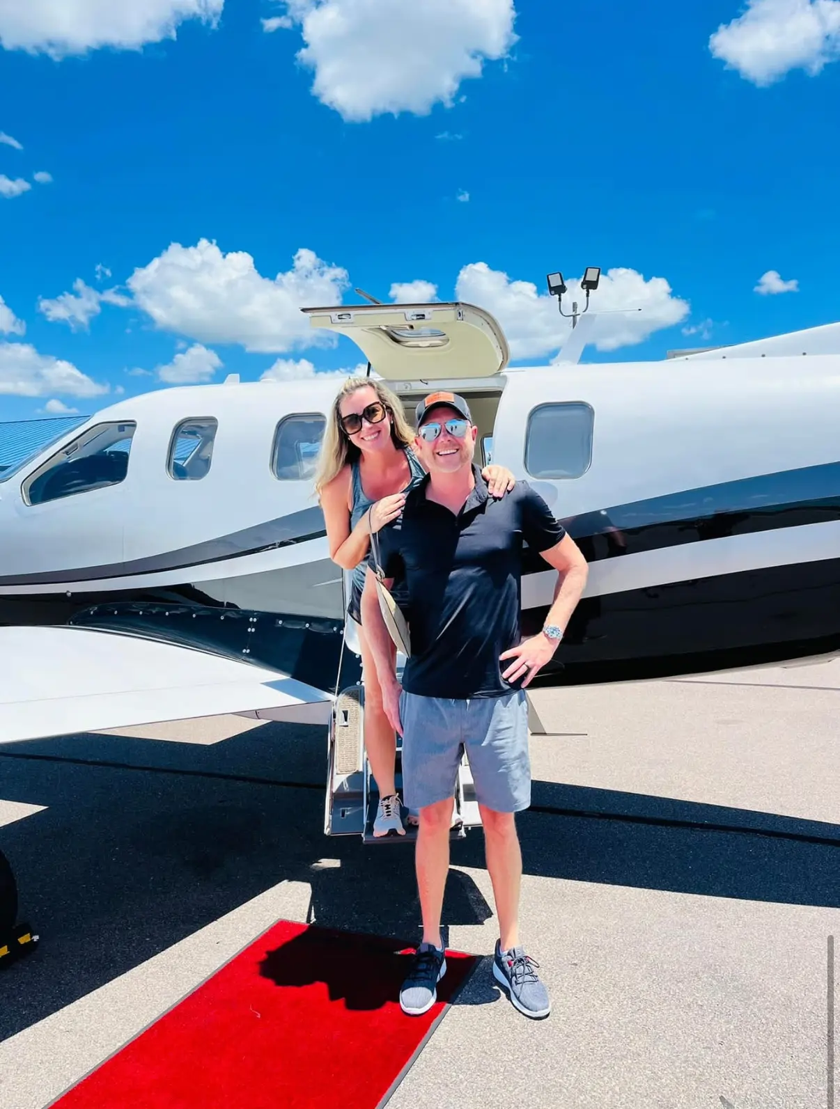 Click to enlarge Devin Elder DJE Texas boarding private jet SOCATA TBM 700 with red carpet — investor funds